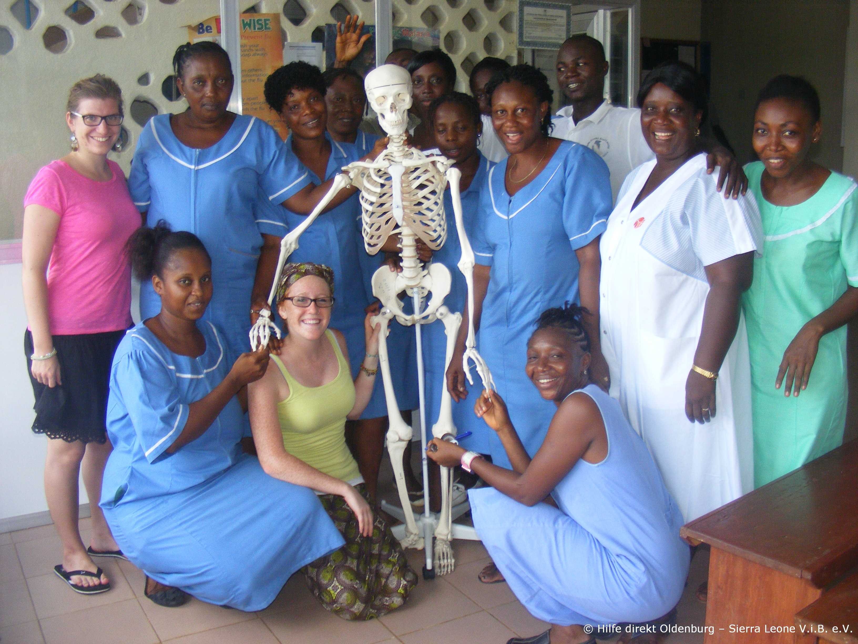 3B_Scientific_Skelett_Sierra_Leone_Hospital_Gruppenbild_20124.jpg