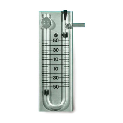 Manómetro de presión de agua en un tubo Fotografía de stock - Alamy